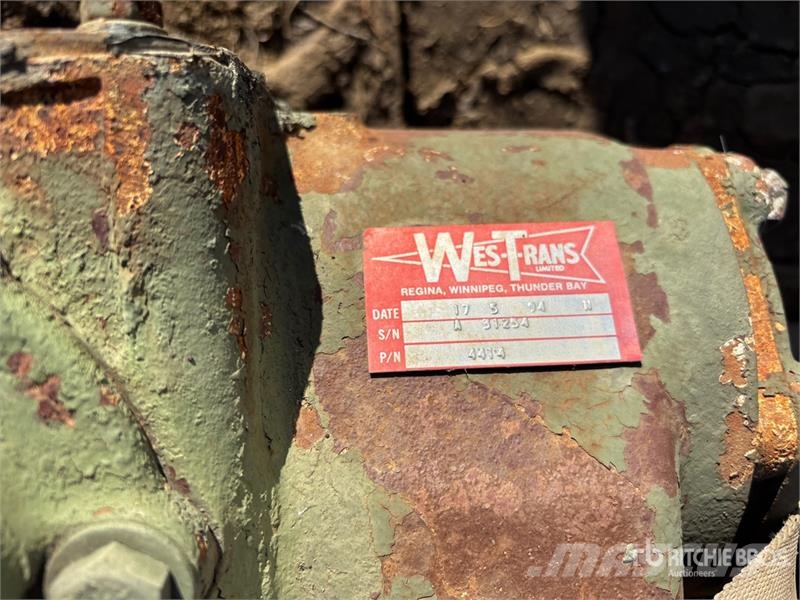  Quantity of (3) Military truck axles معدات النقل - غير ذلك