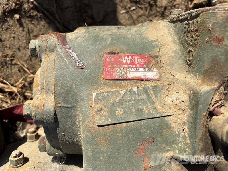  Quantity of (3) Military truck axles معدات النقل - غير ذلك