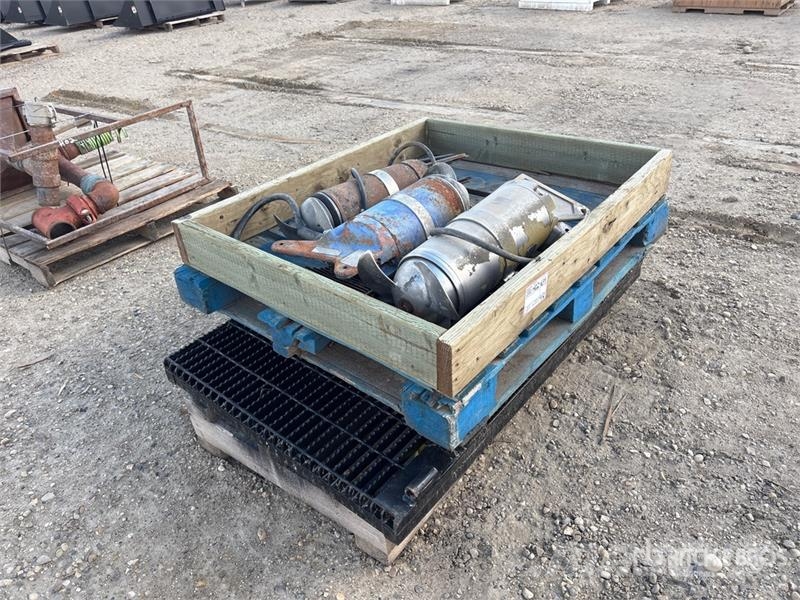Quantity of (3) Misc. Agitators Būvniecība- Citi