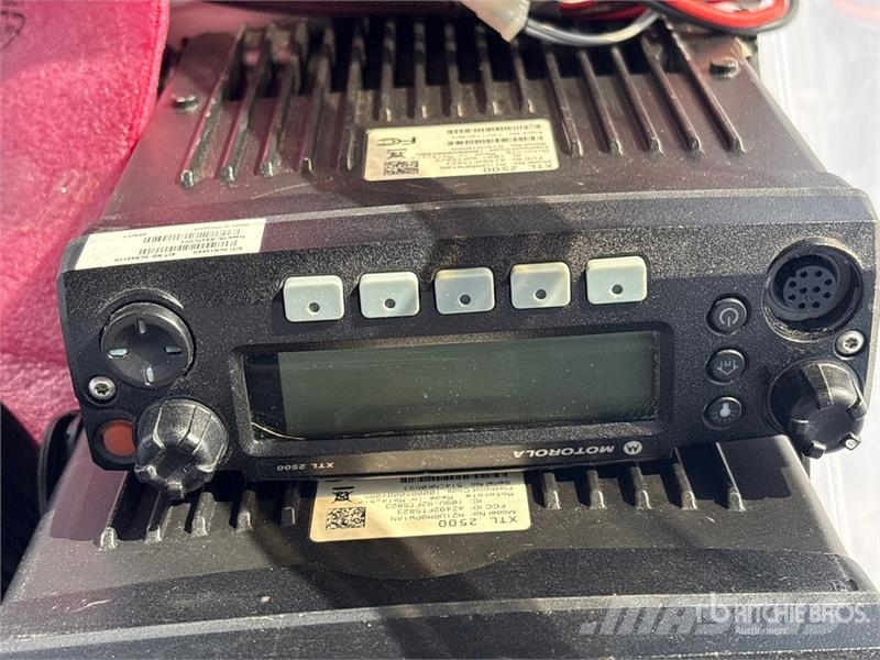 Quantity of (3) Motorola XTL2500 700/800 MHz 35 Wa Ďalšie komponenty