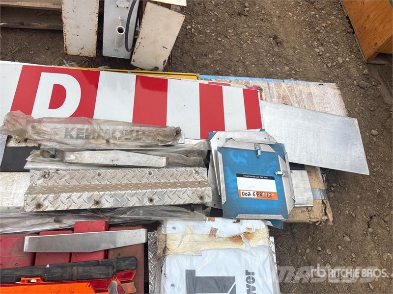 Quantity of (3) Pallets of Wide Load D Signs Transportes - Outros