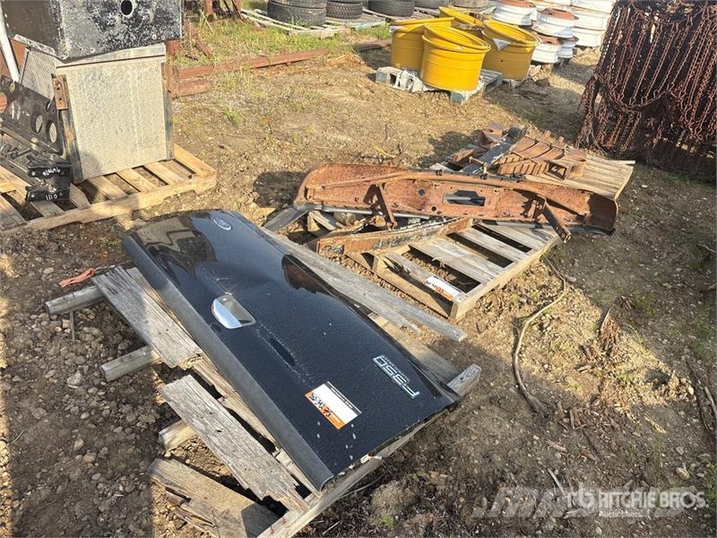 Quantity of (3) Pallets of Miscellaneous Pickup Pa Компоненты строительной техники