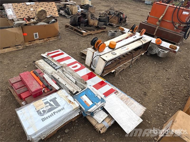 Quantity of (3) Pallets of Wide Load D Signs Transportes - Outros