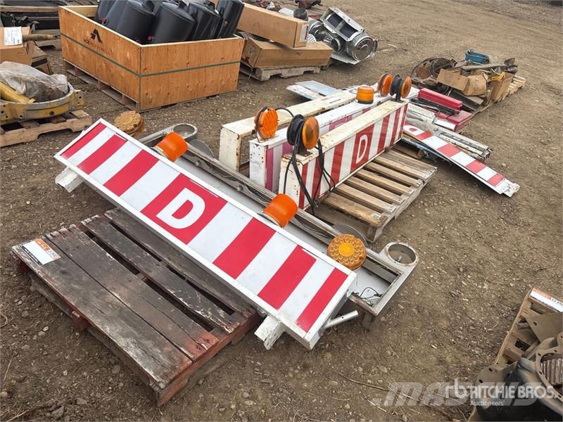 Quantity of (3) Pallets of Wide Load D Signs Transportes - Outros