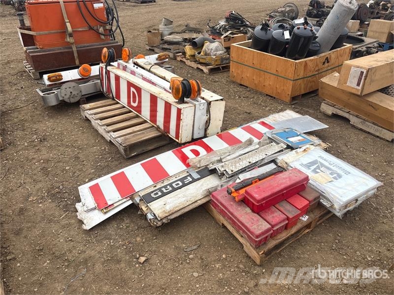 Quantity of (3) Pallets of Wide Load D Signs Transportes - Outros