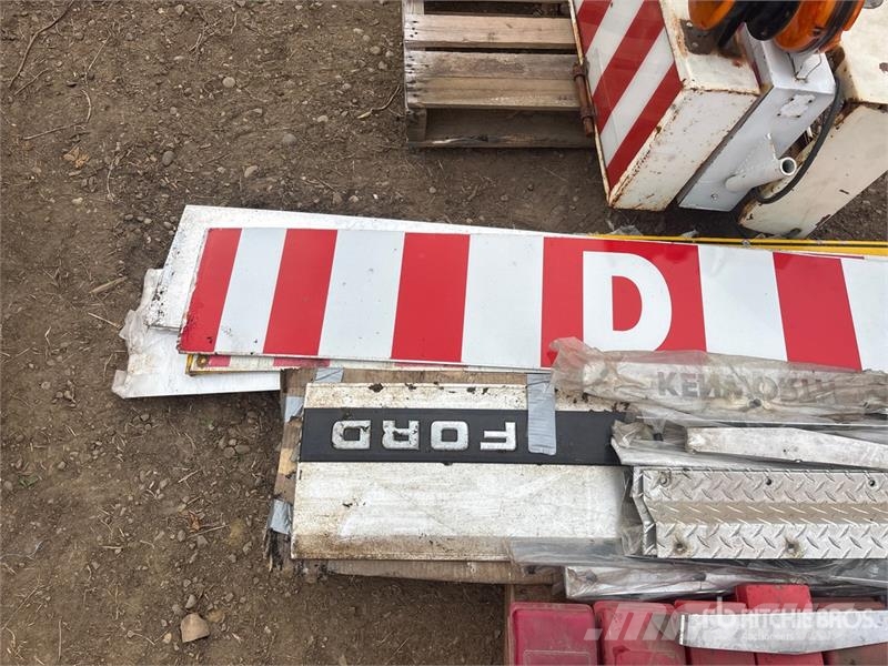 Quantity of (3) Pallets of Wide Load D Signs Transportes - Outros