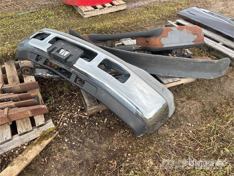 Quantity of (3) Pallets of Miscellaneous Pickup Pa Компоненты строительной техники