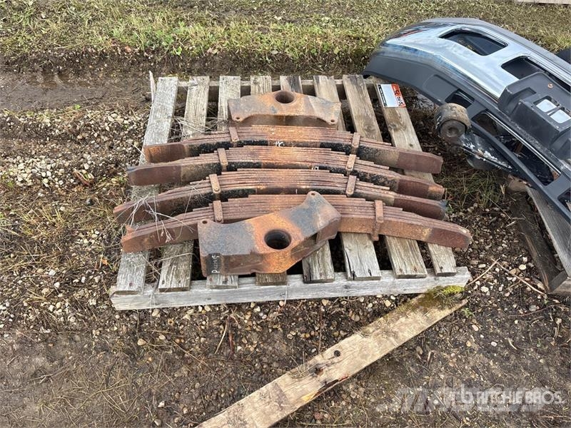 Quantity of (3) Pallets of Miscellaneous Pickup Pa Компоненты строительной техники