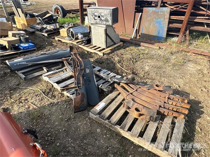 Quantity of (3) Pallets of Miscellaneous Pickup Pa Компоненты строительной техники