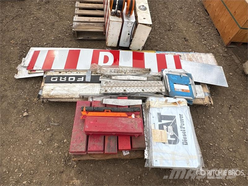 Quantity of (3) Pallets of Wide Load D Signs Transportes - Outros