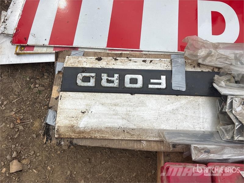 Quantity of (3) Pallets of Wide Load D Signs Transportes - Outros