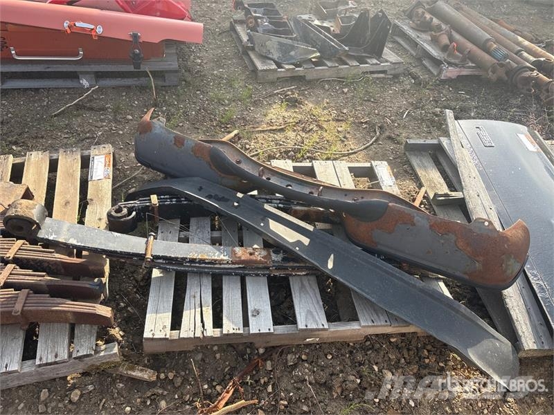 Quantity of (3) Pallets of Miscellaneous Pickup Pa Компоненты строительной техники