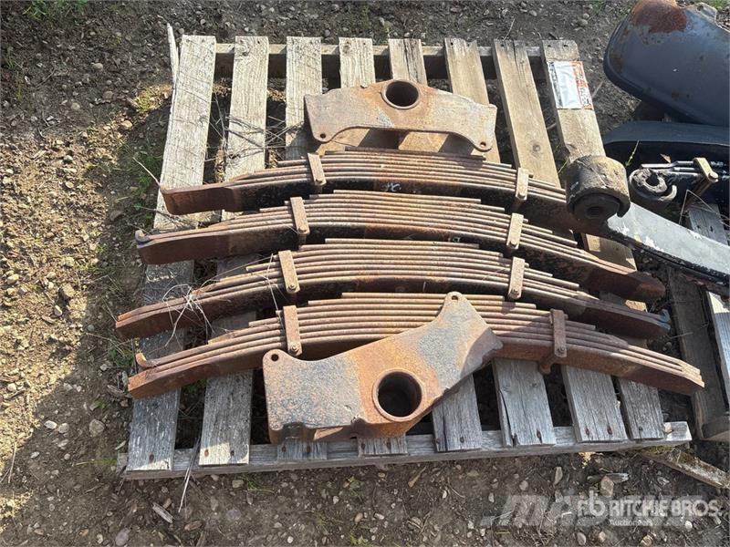 Quantity of (3) Pallets of Miscellaneous Pickup Pa Компоненты строительной техники
