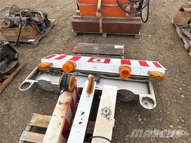 Quantity of (3) Pallets of Wide Load D Signs Transportes - Outros