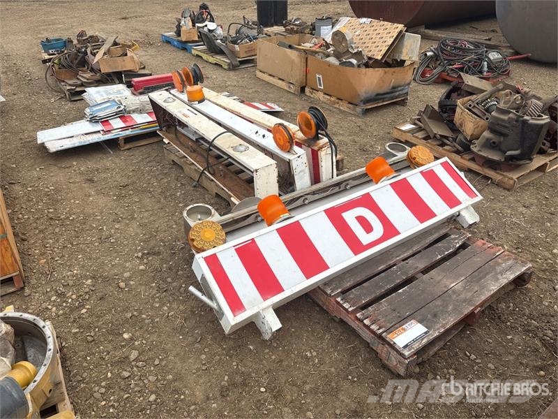 Quantity of (3) Pallets of Wide Load D Signs Transportes - Outros