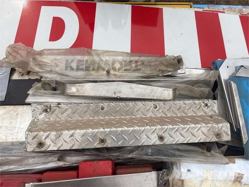Quantity of (3) Pallets of Wide Load D Signs Transportes - Outros