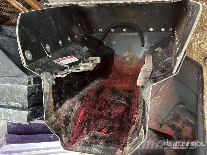 Quantity of (3) Poly Auger Hoppers Drugi deli