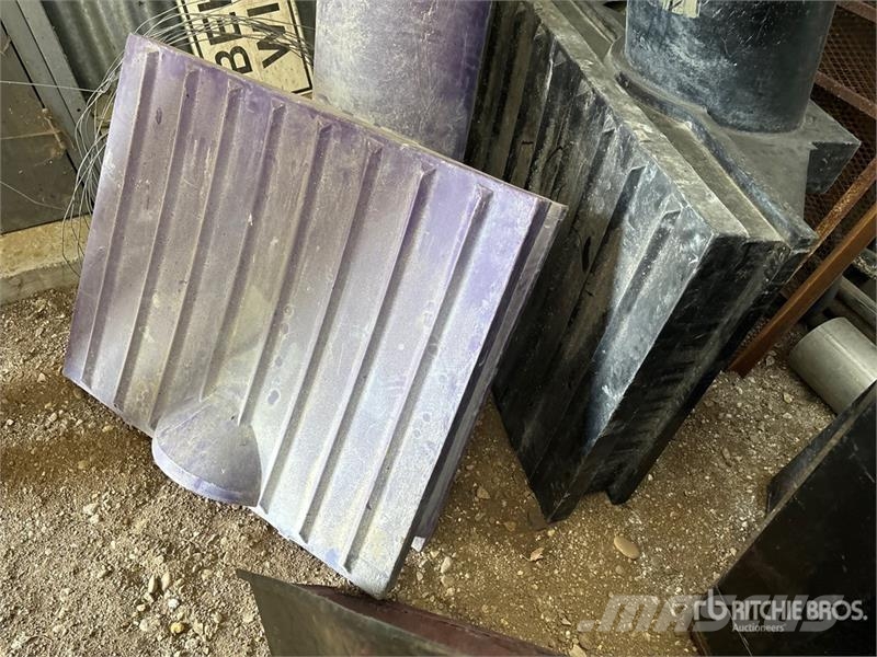 Quantity of (3) Poly Auger Hoppers Drugi deli