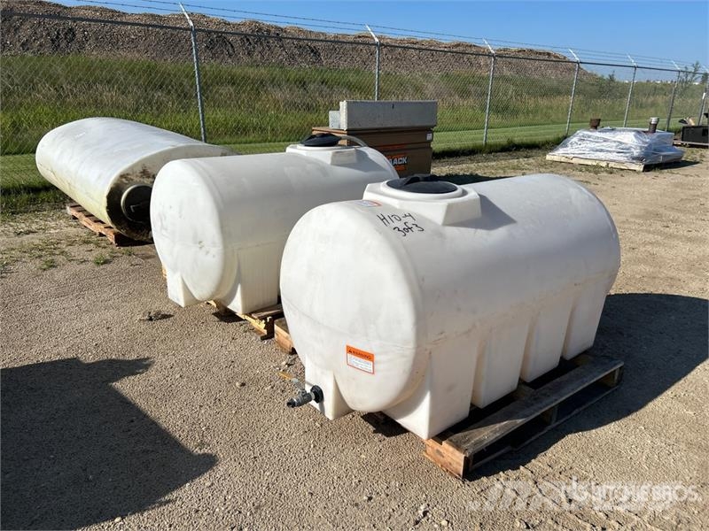 Quantity of (3) Poly Water Tank 연료 및 첨가제 탱크
