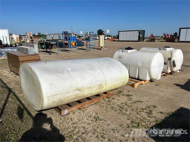 Quantity of (3) Poly Water Tank 연료 및 첨가제 탱크
