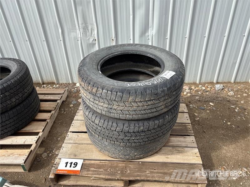 Quantity of (3) Tires Gume, točkovi i felne