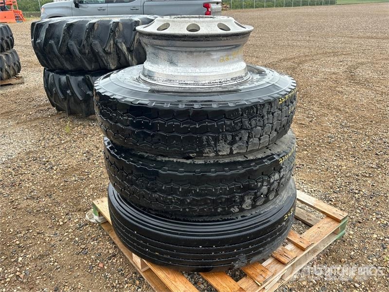 Quantity of (3) Tires Opony, koła i felgi