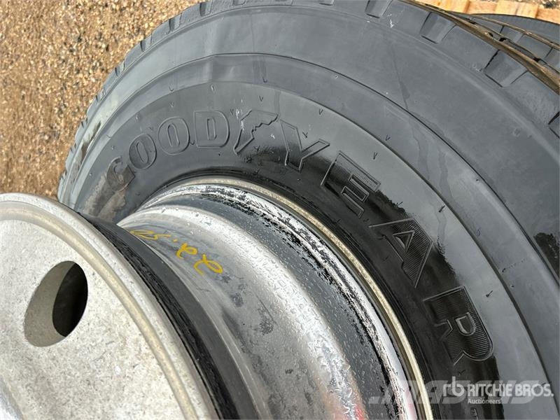Quantity of (3) Tires Opony, koła i felgi