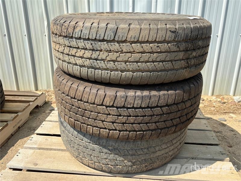 Quantity of (3) Tires Opony, koła i felgi