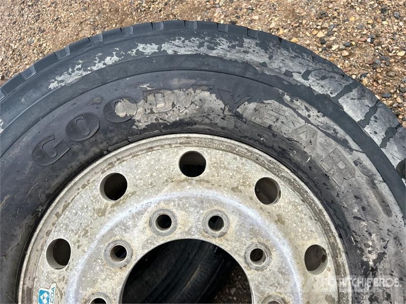 Quantity of (3) Tires Opony, koła i felgi
