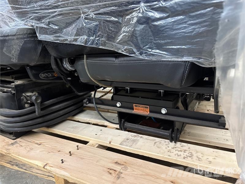  Quantity of (3) Truck Tractor Seats Andre komponenter