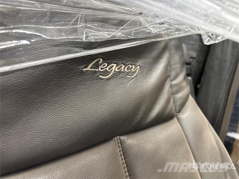  Quantity of (3) Truck Tractor Seats Andre komponenter