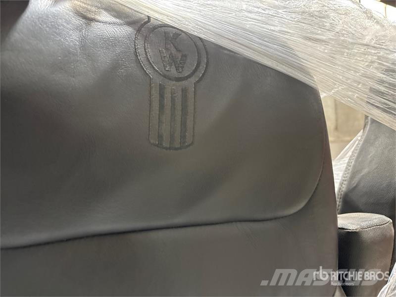  Quantity of (3) Truck Tractor Seats Andre komponenter