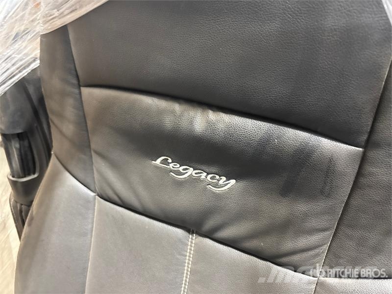  Quantity of (3) Truck Tractor Seats Andre komponenter