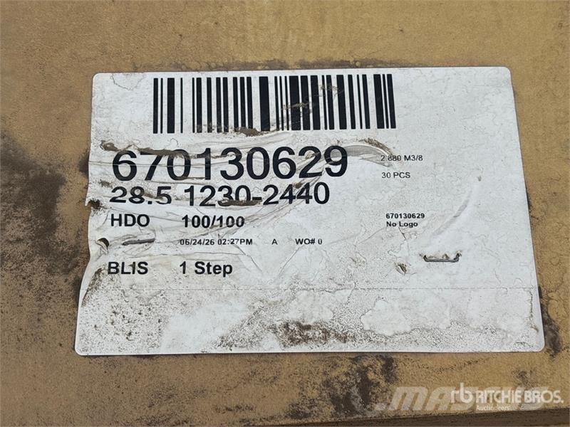  Quantity of (30) 1 1/8" 4x8 G2S (Good 2 Sides) Wit Ďalšie komponenty