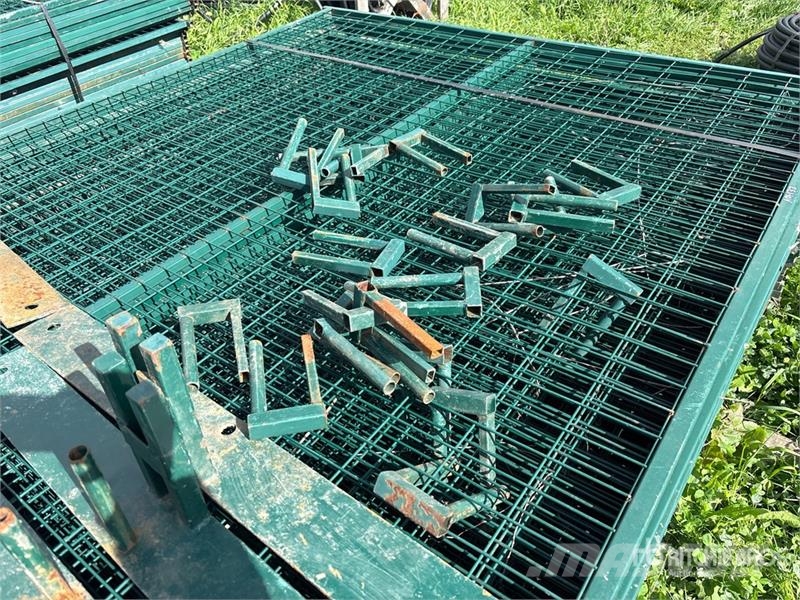Quantity of (30) 118 in x 70 in Powder Coated Temp Компоненты строительной техники