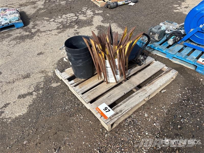 Quantity of (32) Crop Lifters Kiti naudoti statybos komponentai