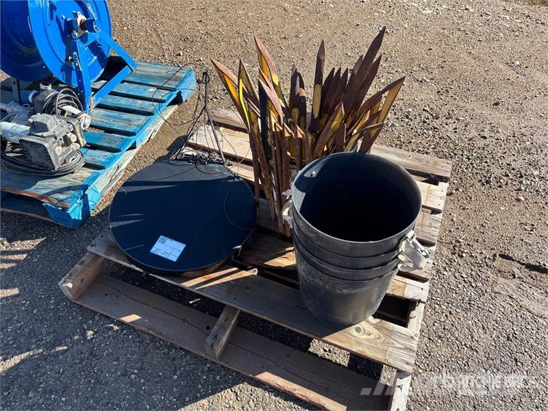 Quantity of (32) Crop Lifters Kiti naudoti statybos komponentai