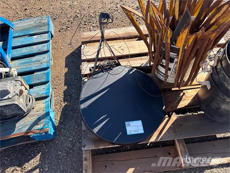 Quantity of (32) Crop Lifters Kiti naudoti statybos komponentai