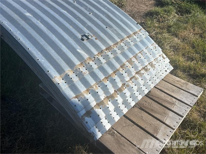 Quantity of (35) Corrugated Metal Grain Bin Sheets Andre komponenter
