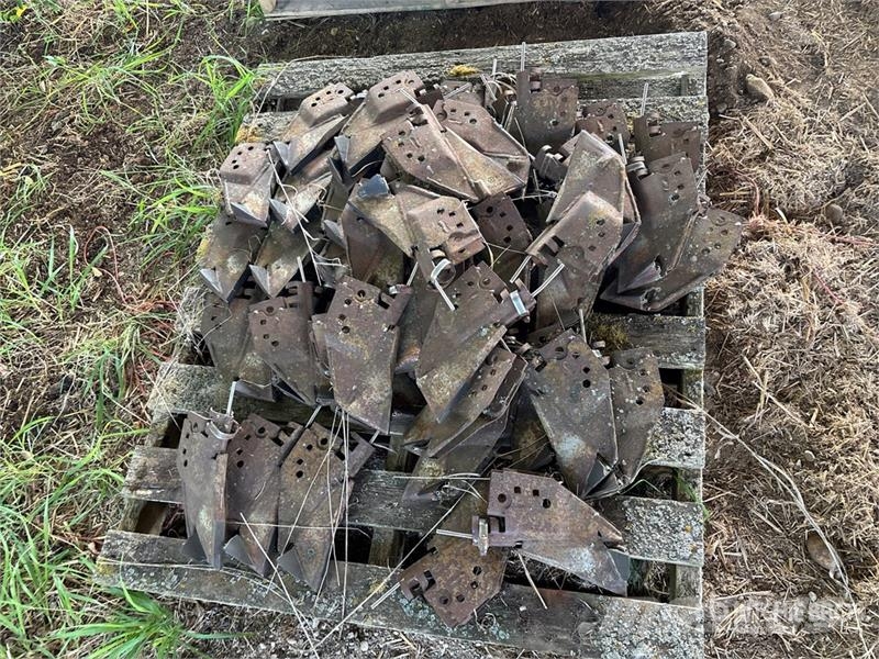  Quantity of (38) Liquid Fertilizer Boots Lauksaimniecība- Citi