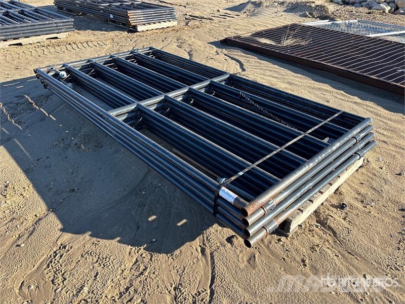 Quantity of (4) 10 ft x 5 ft Steel Livestock Gate Autres matériels d'élevage