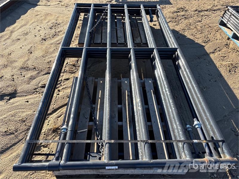 Quantity of (4) 10 ft x 5 ft Steel Livestock Gate Autres matériels d'élevage