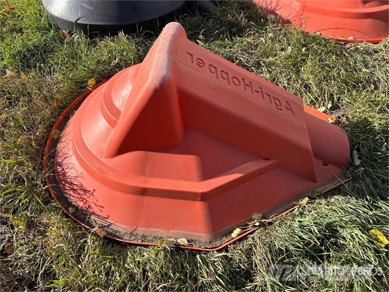  Quantity of (4) 10 in Poly Hopper Saagi töötlemise ja ladustamise seadmed - Muud