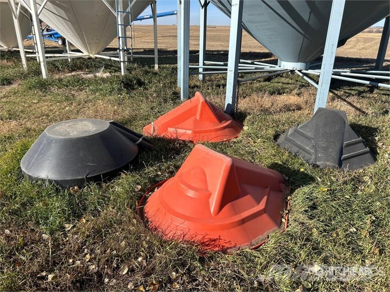  Quantity of (4) 10 in Poly Hopper Saagi töötlemise ja ladustamise seadmed - Muud