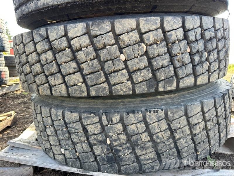  Quantity of (4) 11R24.5 Tires Gume, kolesa in platišča