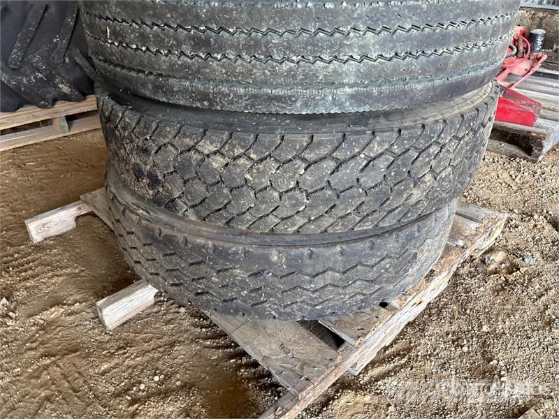  Quantity of (4) 11R24.5 Tires Gume, točkovi i felne