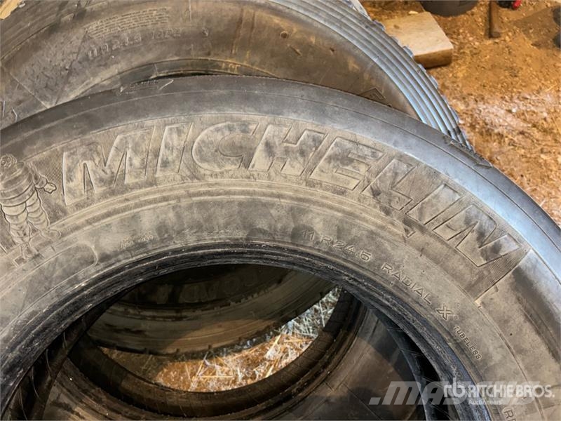 Quantity of (4) 11R24.5 Tires Gume, kolesa in platišča