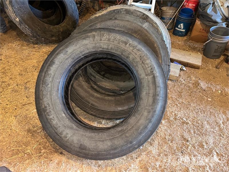 Quantity of (4) 11R24.5 Tires Gume, kolesa in platišča