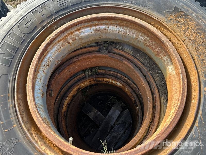  Quantity of (4) 11R24.5 Tires Gume, kolesa in platišča