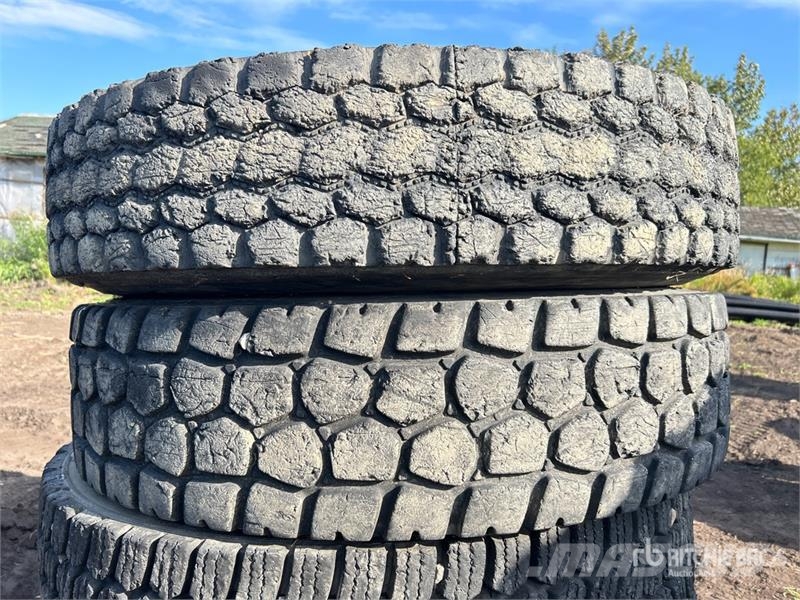 Quantity of (4) 11R24.5 Tires Gume, kolesa in platišča